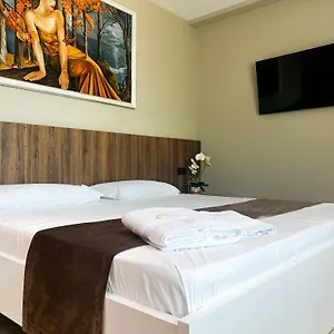Otel Jata Crown